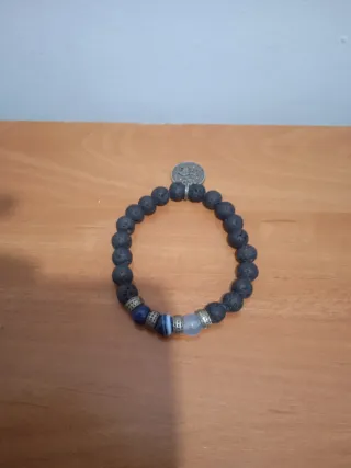 Pulsera de Piedras Volcánicas y Cuentas Azules