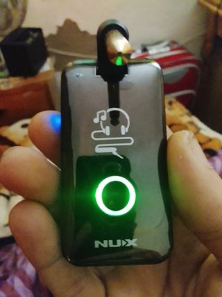 Amplificador NUX con receptor inalámbrico