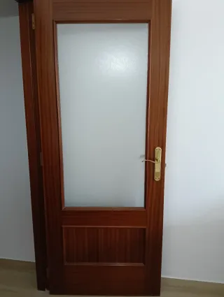 Puerta de madera interior.