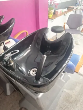 Lavacabezas doble y tres sillones se regala