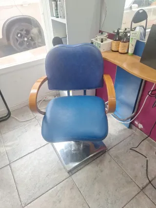 Lavacabezas doble y tres sillones se regala