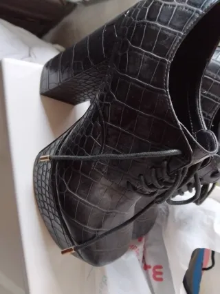 Botines negros con cordones y plataforma