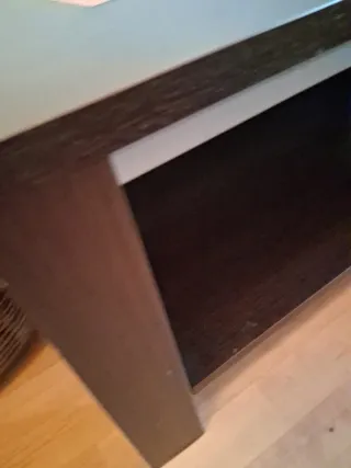 Mesa baja de madera marrón con detalles naranjas