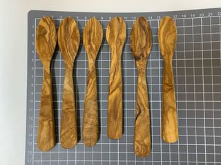 Cuchara pequeña de madera de olivo artesanal