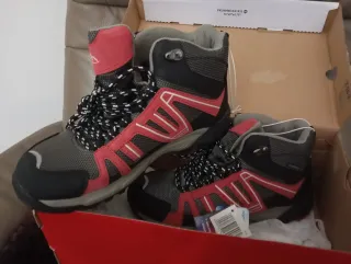 Botas de trekking mujer grises y rojas