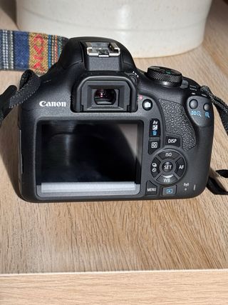 Cámara réflex Canon EOS 2000D + 2 objetivos / Kit