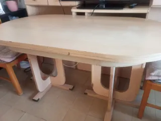 Mesa de comedor de madera ovalada.