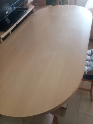 Mesa de comedor de madera ovalada.