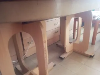 Mesa de comedor de madera ovalada.