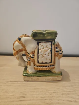 Cenicero de cerámica con forma de elefante