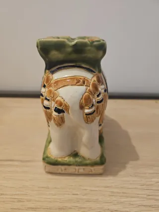 Cenicero de cerámica con forma de elefante