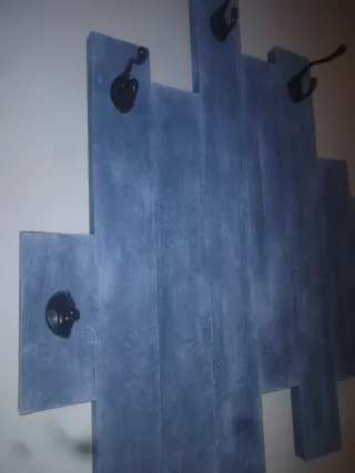 Perchero y zapatero de madera artesanal