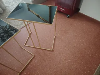 Mesas auxiliares doradas con tapa negra