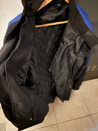 Chaqueta de moto azul y negra