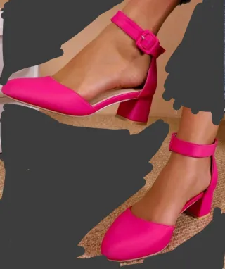 Zapatos de tacón rosa con pulsera