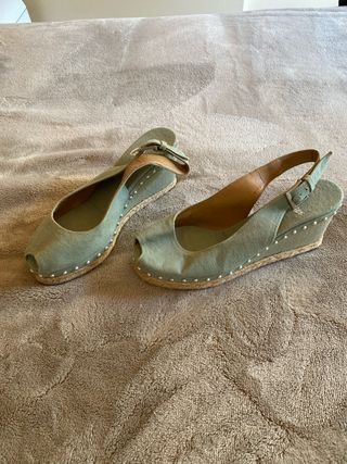 Sandalias cuña Castañer turquesa con perlitas