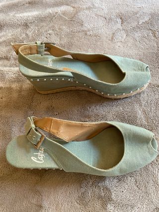 Sandalias cuña Castañer turquesa con perlitas