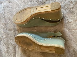 Sandalias cuña Castañer turquesa con perlitas