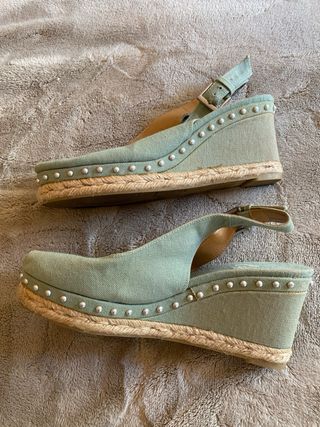 Sandalias cuña Castañer turquesa con perlitas
