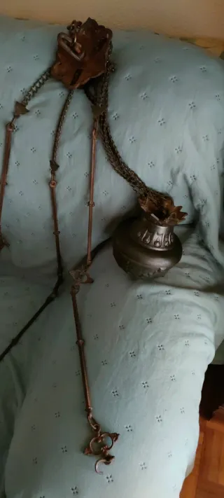 Lámpara de bronce antigua con tulipa intacta