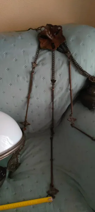 Lámpara de bronce antigua con tulipa intacta