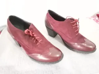Zapatos de tacón burdeos. Número 40