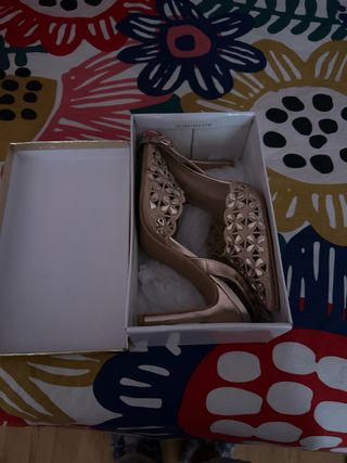 Zapatos de tacón dorados