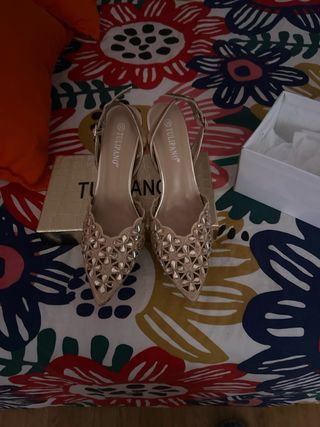 Zapatos de tacón dorados