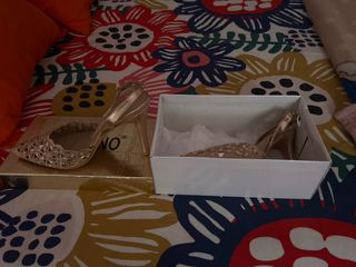 Zapatos de tacón dorados