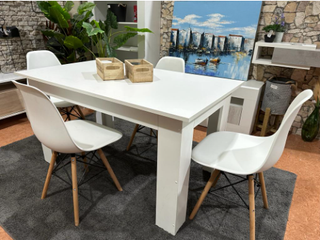 Mesa de comedor blanca con sillas