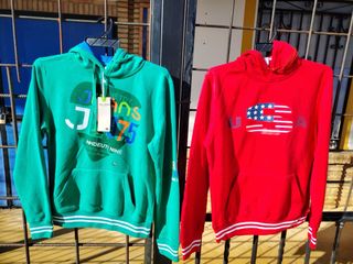 Sudaderas con capucha verdes y rojas