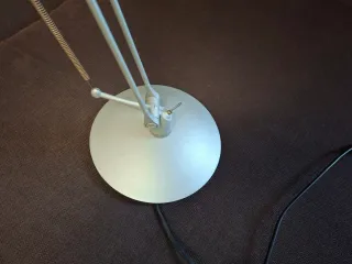 Lámpara de escritorio plateada