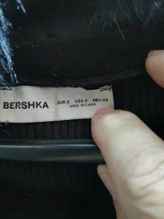 Rebeca negra con cuello de pelo