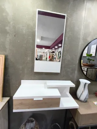Mueble de baño moderno con espejo