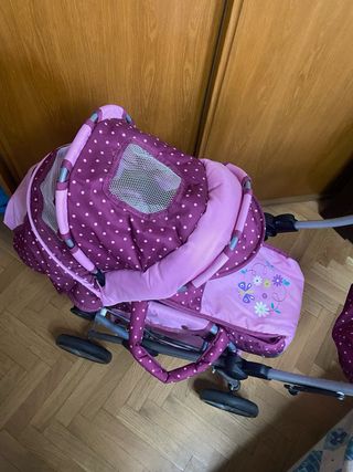Carrito de muñecas con muñeca bebé