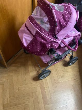 Carrito de muñecas con muñeca bebé