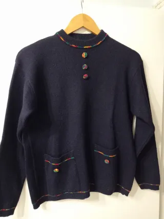 Jersey azul marino con botones multicolor