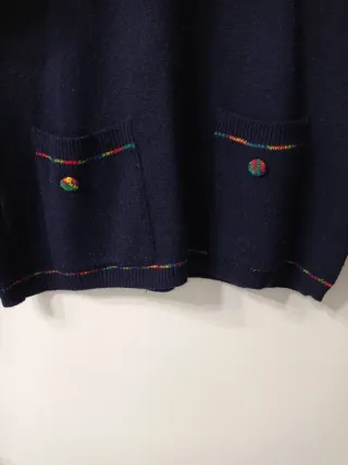 Jersey azul marino con botones multicolor