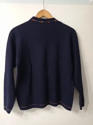 Jersey azul marino con botones multicolor