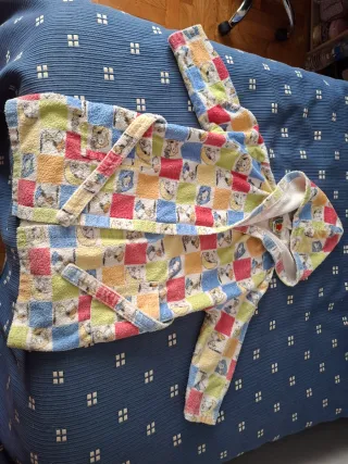 Bata de baño infantil con estampado