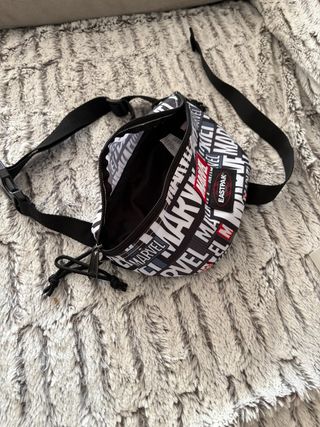 Riñonera Eastpak Marvel Negra y Roja