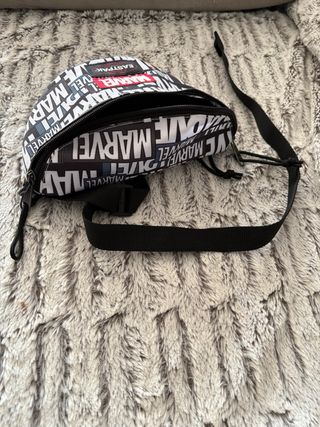 Riñonera Eastpak Marvel Negra y Roja