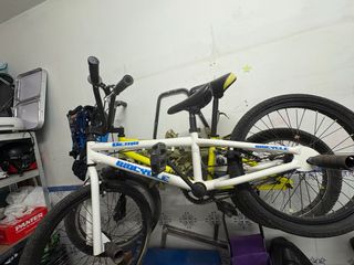 Bicicleta BMX Blanca y Amarilla