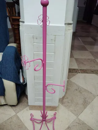 Perchero rosa metal con flores