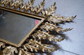 ESPEJO VINTAGE HOJAS DE METAL DORADO 60`S