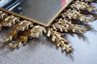 ESPEJO VINTAGE HOJAS DE METAL DORADO 60`S