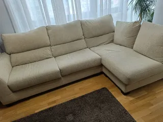 Sofá Chaise Longue Beige,tres plazas,recosdable .