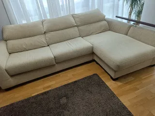 Sofá Chaise Longue Beige,tres plazas,recosdable .