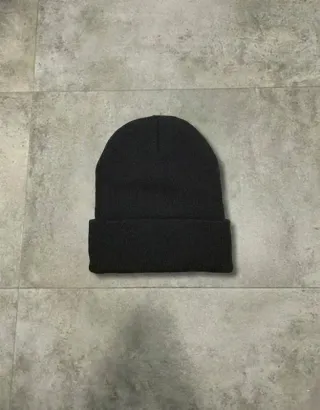 Gorro Negro Logo Metal Y2K Estilo