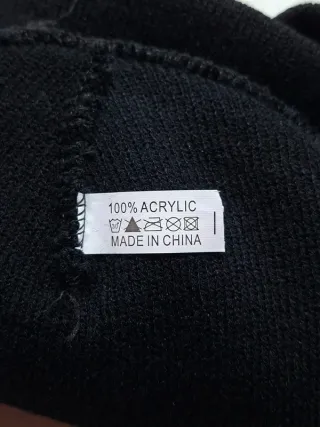 Gorro Negro Logo Metal Y2K Estilo